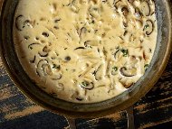 Рецепта Сос за спагети, макарони, пене или друга паста с телешка кайма, гъби, сметана и жълтъци